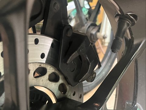 Kampas rem bagian depan Yamaha Aerox 155 VVA.