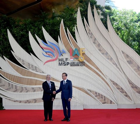 Seperti dikutip dari situs setneg.go.id, Presiden Joko Widodo menyambut kedatangan para pemimpin delegasi yang menghadiri High-Level Forum on Multi-Stakeholder Partnerships (HLF MSP) dan Indonesia-Africa Forum (IAF) ke-2 Joint Leaders Session 2024 yang digelar di Hotel Mulia Nusa Dua, Bali, Senin (2/9/2024). Foto: Pool