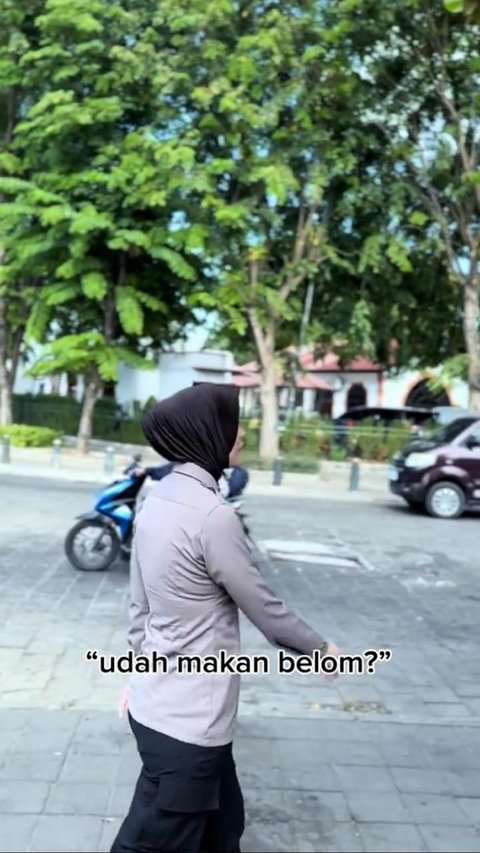 Polwan Cantik Ini Ajak Makan Para Pekerja Keras di Jalanan, Aksinya Viral