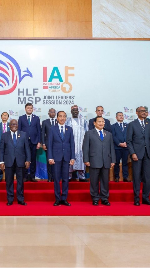 Dalam sesi foto tersebut, terlihat Presiden Jokowi berdiri di antara Presiden RI terpilih 2024-2029 Prabowo Subianto dan Presiden Ghana Nana Akufo-Addo.