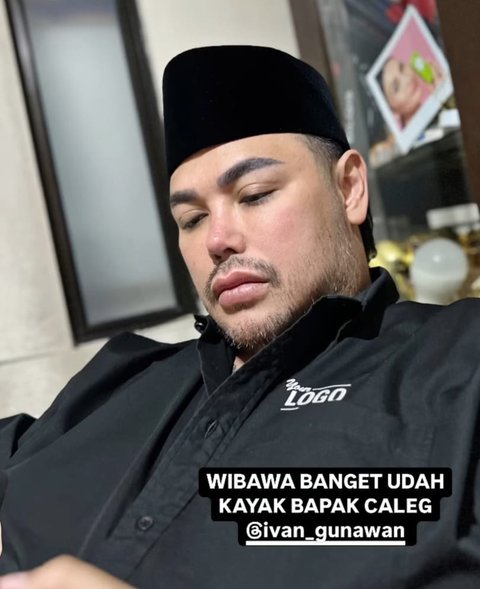 Potret Ivan Gunawan Berpeci Disebut 'Bapak Caleg' saat Melayat ke Rumah Ayu Ting Ting