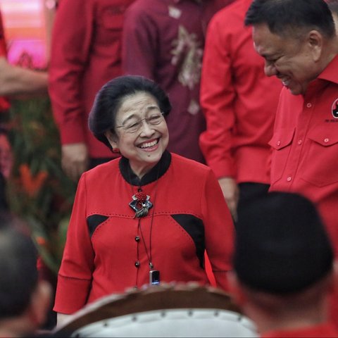 Ketua Umum PDI Perjuangan Megawati Soekarnoputri (kedua kiri) memberikan surat keputusan (SK) partai kepada bakal calon Gubernur Jateng Jenderal TNI (purn) Andika Perkasa, bakal calon Wakil gubernur Jateng Hendrar Prihadi (kedua kanan), bakal calon Gubernur Gorontalo Hamzah Isa (kanan) di Kantor DPP PDI Perjuangan, Jakarta, Senin (26/8/2024).