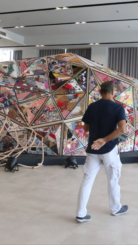 FOTO: Melihat Pameran Karya Seni Kolektif Bertajuk Hati Polyhedron yang Libatkan Paus Fransiskus di Katedral