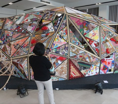 FOTO: Melihat Pameran Karya Seni Kolektif Bertajuk Hati Polyhedron yang Libatkan Paus Fransiskus di Katedral