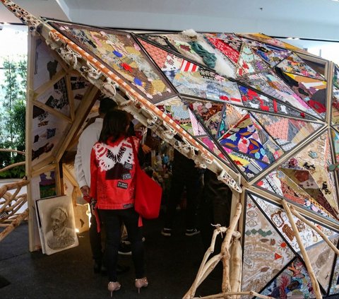 FOTO: Melihat Pameran Karya Seni Kolektif Bertajuk Hati Polyhedron yang Libatkan Paus Fransiskus di Katedral