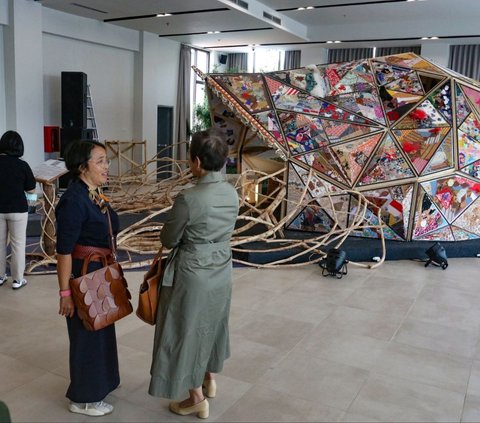 FOTO: Melihat Pameran Karya Seni Kolektif Bertajuk Hati Polyhedron yang Libatkan Paus Fransiskus di Katedral