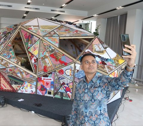 FOTO: Melihat Pameran Karya Seni Kolektif Bertajuk Hati Polyhedron yang Libatkan Paus Fransiskus di Katedral