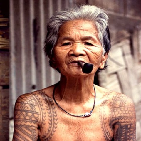 Di balik tato suku Dayak tersimpan keindahan dan makna mendalam.