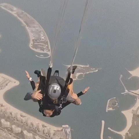 Potret Azizah Salsha Jajal Sky Diving di Dubai, Disebut Mentalnya Patut Diacungi Jempol