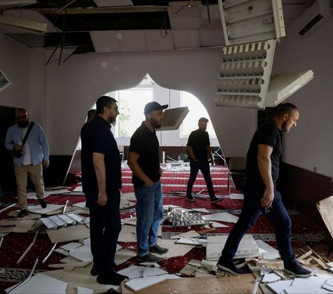 Anggota komunitas Muslim memeriksa kerusakan di Masjid Asosiasi Muslim Ukraina, akibat serangan rudal Rusia yang menghancurkan bangunan tersebut, di tengah konflik Rusia-Ukraina, di Kyiv, Ukraina, 2 September 2024.