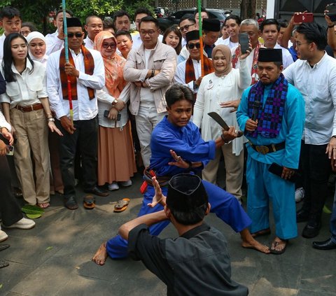 Calon Gubernur DKI Jakarta Ridwan Kamil  disambut tradisi palang pintu saat menyambangi kantor Tim Kampanye Nasional Pemilih Muda (TKN-Fanta), Menteng, Jakarta Pusat, Senin (02/09/2024).