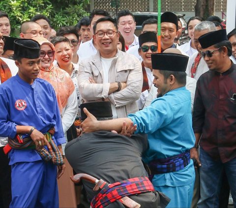 Calon Gubernur DKI Jakarta Ridwan Kamil  disambut tradisi palang pintu saat menyambangi kantor Tim Kampanye Nasional Pemilih Muda (TKN-Fanta), Menteng, Jakarta Pusat, Senin (02/09/2024).