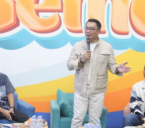 Calon Gubernur DKI Jakarta Ridwan Kamil  disambut tradisi palang pintu saat menyambangi kantor Tim Kampanye Nasional Pemilih Muda (TKN-Fanta), Menteng, Jakarta Pusat, Senin (02/09/2024).