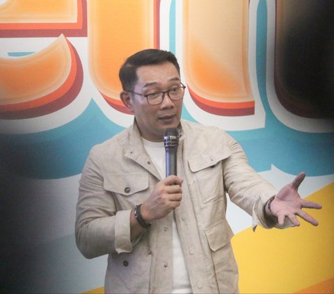 Calon Gubernur DKI Jakarta Ridwan Kamil  disambut tradisi palang pintu saat menyambangi kantor Tim Kampanye Nasional Pemilih Muda (TKN-Fanta), Menteng, Jakarta Pusat, Senin (02/09/2024).