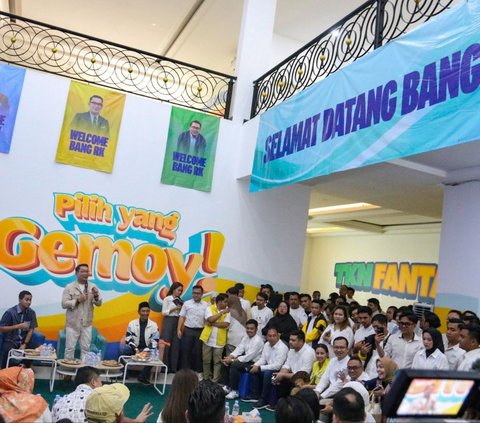 Calon Gubernur DKI Jakarta Ridwan Kamil  disambut tradisi palang pintu saat menyambangi kantor Tim Kampanye Nasional Pemilih Muda (TKN-Fanta), Menteng, Jakarta Pusat, Senin (02/09/2024).