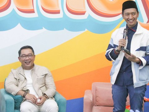 Calon Gubernur DKI Jakarta Ridwan Kamil  disambut tradisi palang pintu saat menyambangi kantor Tim Kampanye Nasional Pemilih Muda (TKN-Fanta), Menteng, Jakarta Pusat, Senin (02/09/2024).