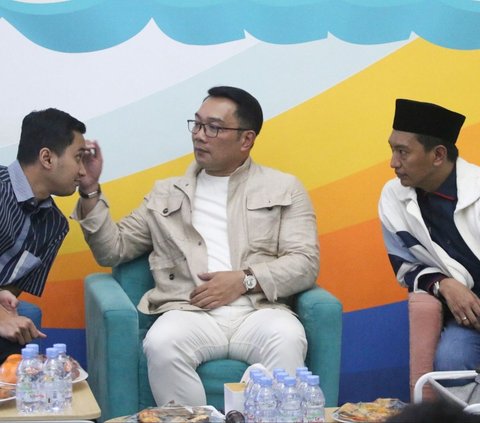 Calon Gubernur DKI Jakarta Ridwan Kamil  disambut tradisi palang pintu saat menyambangi kantor Tim Kampanye Nasional Pemilih Muda (TKN-Fanta), Menteng, Jakarta Pusat, Senin (02/09/2024).