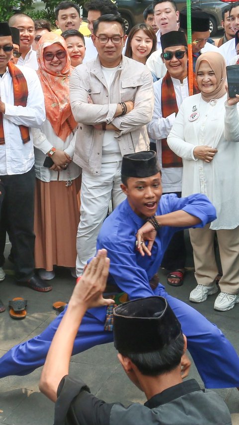 Calon Gubernur DKI Jakarta Ridwan Kamil  disambut tradisi palang pintu saat menyambangi kantor Tim Kampanye Nasional Pemilih Muda (TKN-Fanta), Menteng, Jakarta Pusat, Senin (02/09/2024).