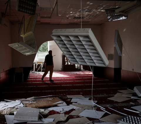 Anggota komunitas Muslim memeriksa kerusakan di Masjid Asosiasi Muslim Ukraina, akibat serangan rudal Rusia yang menghancurkan bangunan tersebut, di tengah konflik Rusia-Ukraina, di Kyiv, Ukraina, 2 September 2024.