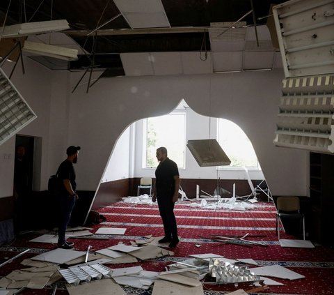 Anggota komunitas Muslim memeriksa kerusakan di Masjid Asosiasi Muslim Ukraina, akibat serangan rudal Rusia yang menghancurkan bangunan tersebut, di tengah konflik Rusia-Ukraina, di Kyiv, Ukraina, 2 September 2024.