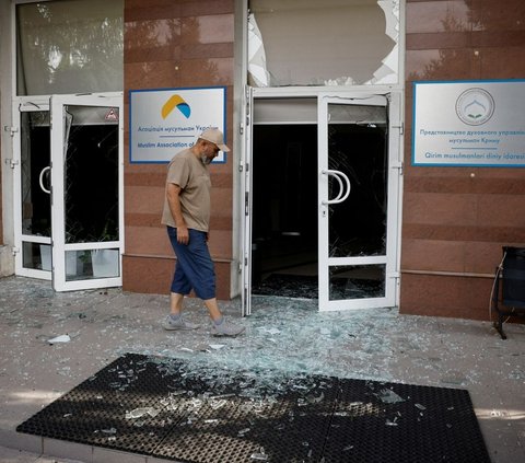 Anggota komunitas Muslim memeriksa kerusakan di Masjid Asosiasi Muslim Ukraina, akibat serangan rudal Rusia yang menghancurkan bangunan tersebut, di tengah konflik Rusia-Ukraina, di Kyiv, Ukraina, 2 September 2024.