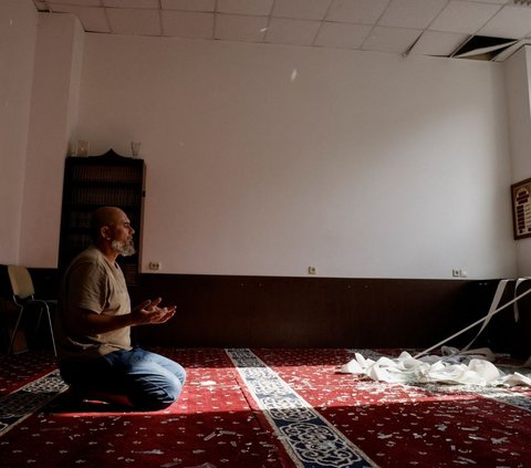 Anggota komunitas Muslim memeriksa kerusakan di Masjid Asosiasi Muslim Ukraina, akibat serangan rudal Rusia yang menghancurkan bangunan tersebut, di tengah konflik Rusia-Ukraina, di Kyiv, Ukraina, 2 September 2024.