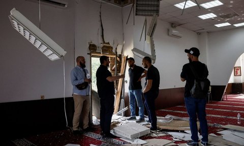 Anggota komunitas Muslim memeriksa kerusakan di Masjid Asosiasi Muslim Ukraina, akibat serangan rudal Rusia yang menghancurkan bangunan tersebut, di tengah konflik Rusia-Ukraina, di Kyiv, Ukraina, 2 September 2024.