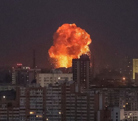 Anggota komunitas Muslim memeriksa kerusakan di Masjid Asosiasi Muslim Ukraina, akibat serangan rudal Rusia yang menghancurkan bangunan tersebut, di tengah konflik Rusia-Ukraina, di Kyiv, Ukraina, 2 September 2024.