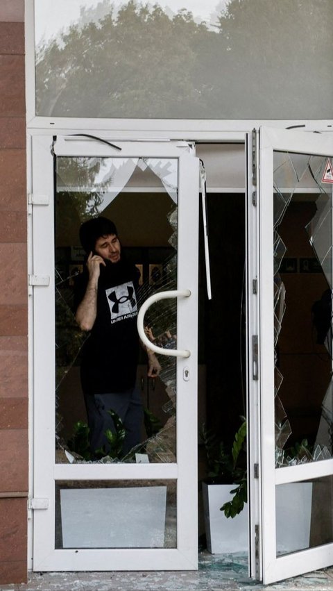 Anggota komunitas Muslim memeriksa kerusakan di Masjid Asosiasi Muslim Ukraina, akibat serangan rudal Rusia yang menghancurkan bangunan tersebut, di tengah konflik Rusia-Ukraina, di Kyiv, Ukraina, 2 September 2024.