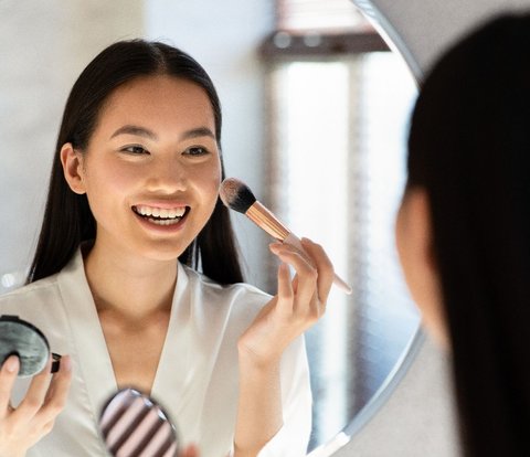 Pakai Foundation dengan Cara yang Tepat untuk Menghemat Produk dan Dapatkan Makeup Flawless
