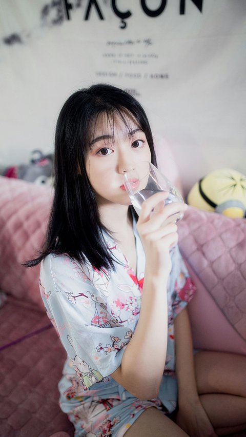 Kebiasaan minum satu atau dua gelas air putih sebelum sarapan dapat membantu mengurangi nafsu makan.