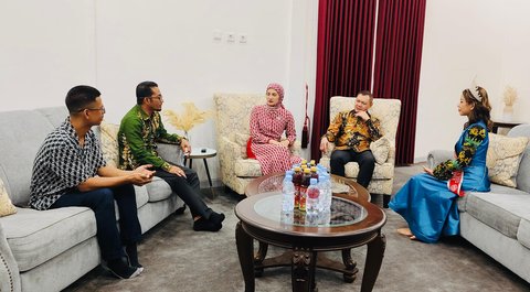 Temui Bupati Paser Fahmi Fadhli, Zia Minta Restu Menuju Pemilihan Putri Pariwisata Indonesia 2024