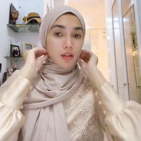 Cantik Bikin Pangling, Potret Ussy Sulistiawaty Berhijab Pancarkan Aura yang Bikin Hati Adem