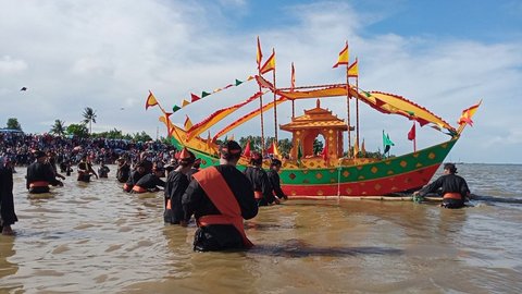 Proses Penurunan Padaw Tujuh Dulung Jelang Perayaan Iraw Tengkayu 2024