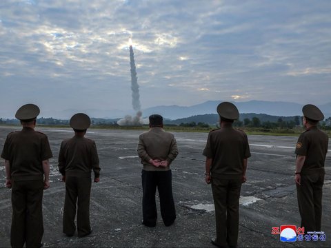 FOTO: Ngeri! Korea Utara Tembakkan Rudal Balistik Berhulu Ledak Monster