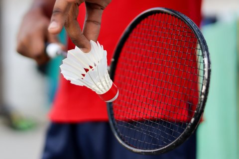 Ilustrasi bulu tangkis, badminton, raket, shuttlecock. (Photo by Saif71.com on Unsplash)