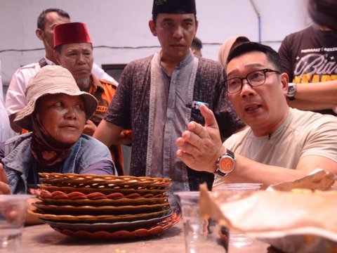 FOTO: Keakraban Ridwan Kamil Bincang Santai dengan Warga di Posko Makan Gratis Jakarta