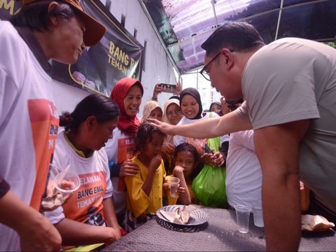 FOTO: Keakraban Ridwan Kamil Bincang Santai dengan Warga di Posko Makan Gratis Jakarta