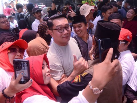 FOTO: Keakraban Ridwan Kamil Bincang Santai dengan Warga di Posko Makan Gratis Jakarta