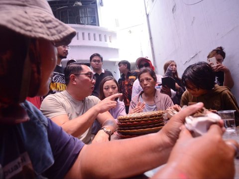 FOTO: Keakraban Ridwan Kamil Bincang Santai dengan Warga di Posko Makan Gratis Jakarta