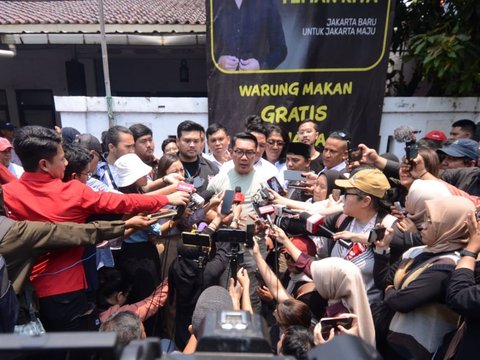 FOTO: Keakraban Ridwan Kamil Bincang Santai dengan Warga di Posko Makan Gratis Jakarta