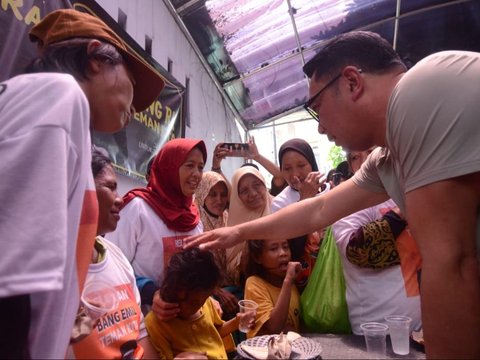 FOTO: Keakraban Ridwan Kamil Bincang Santai dengan Warga di Posko Makan Gratis Jakarta