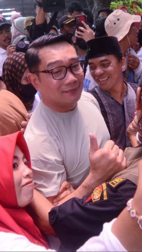 FOTO: Keakraban Ridwan Kamil Bincang Santai dengan Warga di Posko Makan Gratis Jakarta