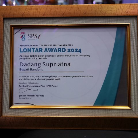 Dukung Kemajuan Pers, Bupati Bandung Dadang Supriatna Raih Penghargaan Lontar Award