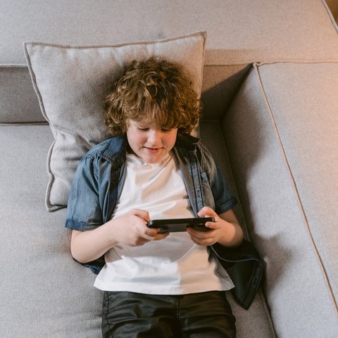 Kebiasaan Screentime Berlebih pada Anak Bisa Jadi Cerminan Penggunaan Smartphone Berlebih pada Orang Tua