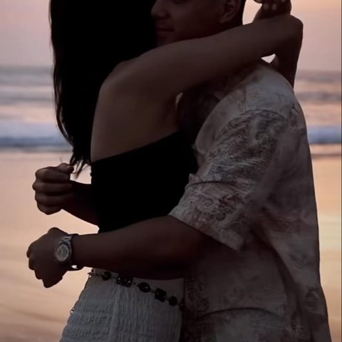 Potret Al Ghazali &amp; Alyssa Daguise CLBK, Kembali Mesra Berpelukan di Pinggir Pantai - Penggemar Ikut Senyum Gemas