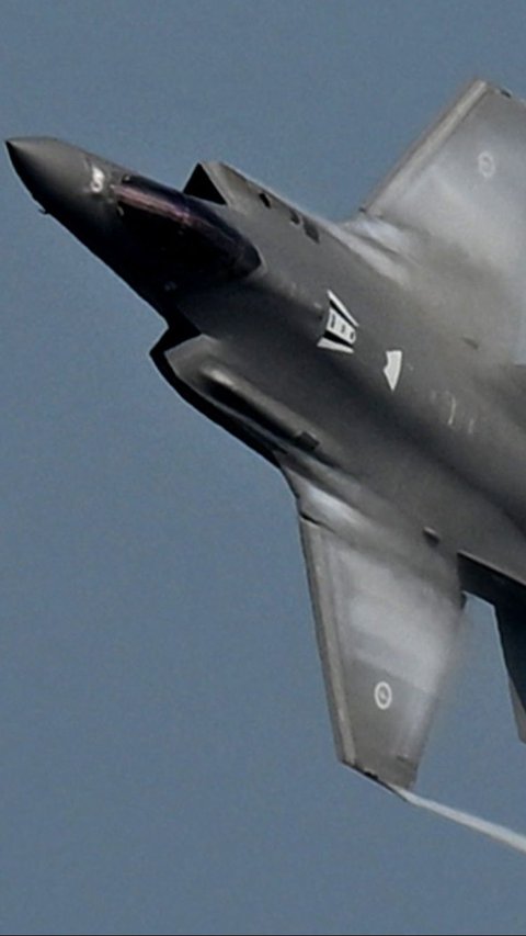 FOTO: Manuver Menggelegar Jet Siluman F35 Australia di Langit Bali