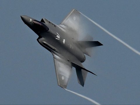 FOTO: Manuver Menggelegar Jet Siluman F35 Australia di Langit Bali