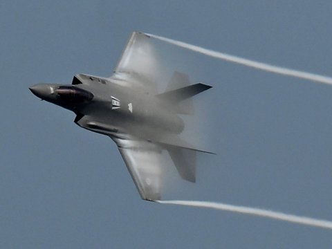 FOTO: Manuver Menggelegar Jet Siluman F35 Australia di Langit Bali