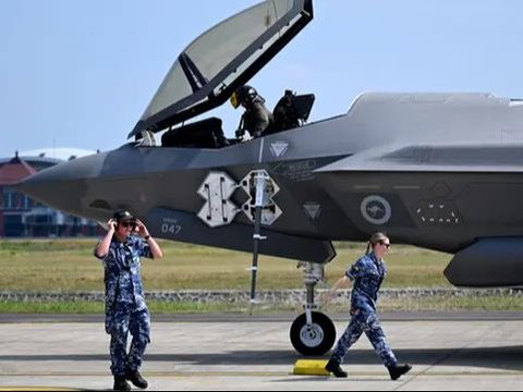 FOTO: Manuver Menggelegar Jet Siluman F35 Australia di Langit Bali